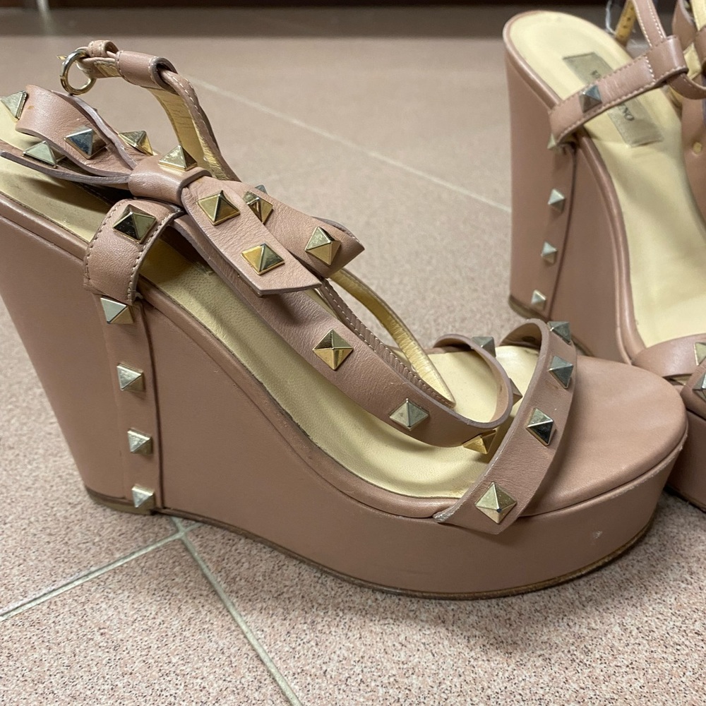 Rockstud Valentino bow wedge sandals